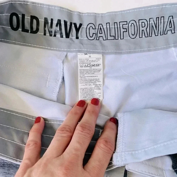 Old Navy Swim Men’s Built-In Flex Board Shorts 32W Surfer Graphic Design - Picture 7 of 7